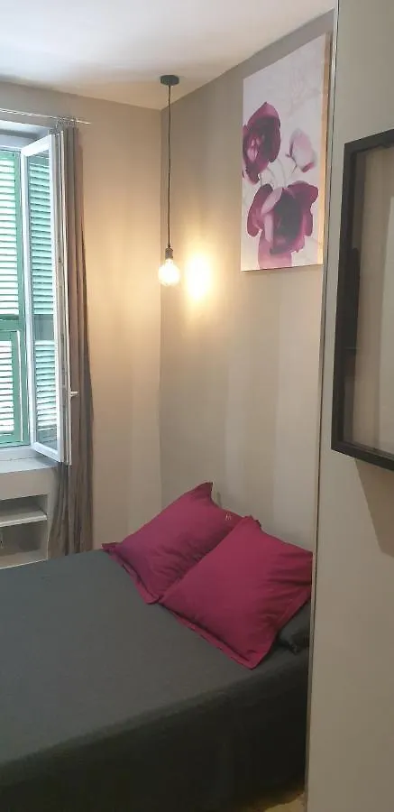 Chambres Supérieures privées, plein centre-ville de Nice - HUBERT 0*,
