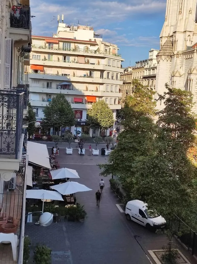 Δωμάτια σε οικογενειακή κατοικία Chambres Superieures Privees, Plein Centre-Ville De Nice - Hubert